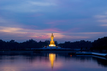 Obraz premium twilight sky and Buddha statue at Phutthamonthon(Buddhist park in Nakhon Pathom Province of Thailand)
