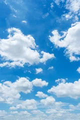 Poster heldere blauwe hemelachtergrond, wolken met achtergrond. © pinglabel