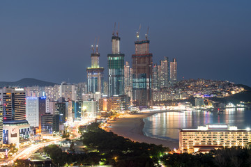 Fototapeta premium Nocny widok na plażę Haeundae. Haeundae Beach jest najpopularniejszą plażą w Pusanie w Korei Południowej.