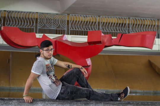 joven por la ciudad
