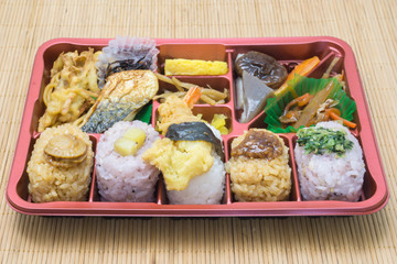 おにぎり弁当