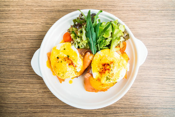 Eggs benedict with smoked salmon