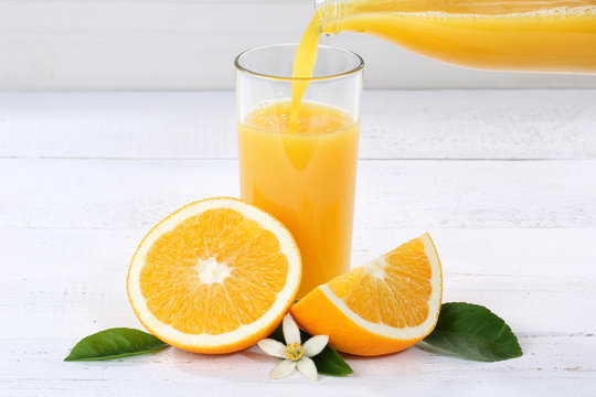 Orangensaft einschenken eingießen eingiessen Orangen Saft Flasche Orange Fruchtsaft