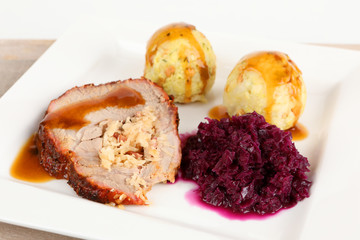 Braten mit Knödel und Rotkohl