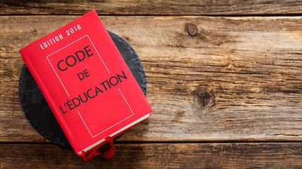 Code de l’éducation sur fond bois