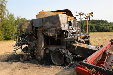 Fototapeta na wymiar Combine harvester destroyed by fire