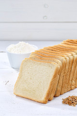 Toastbrot Toast Brot geschnitten Scheibe Hochformat Textfreiraum auf Holzplatte