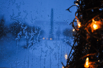 Weihnachtsschmuck, Schnee & Eis auf dem Fenster, Hintergrund