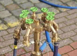 Standrohr mit Wasserhähnen an einem Unterflurhydranten