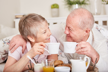 Obraz na płótnie Canvas Senioren Paar beim romantischen Frühstück