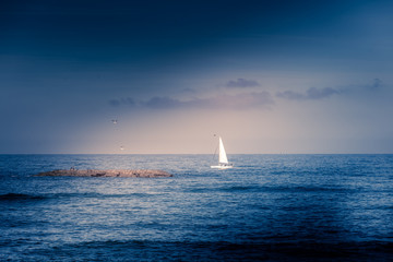 Obraz premium bateau dans l' océan 