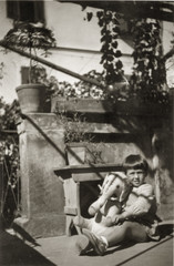 FOTO ANTICA  BAMBINO GIOCANDO CON PELUCHE