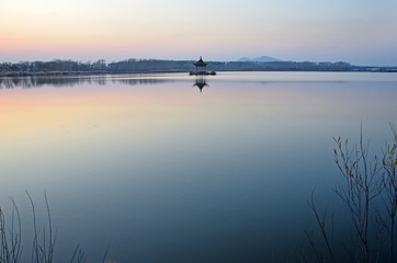 Озеро Yaoquan в национальном геоарке в Удалянчи на севере Китая в сумерках