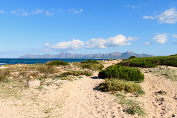 Naklejka premium Urlaub auf Mallorca: Auszeit, Ruhe, Meditation, Entspannung: Schöne Landschaft mit Aussicht am Meer :)