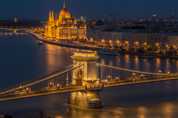 Fototapeta na wymiar The Chain Bridge with the Hungarian Parliament in the background with the lights on.
