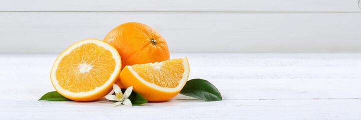 Frische Orangen Orange Frucht Früchte Banner Textfreiraum Holzbrett