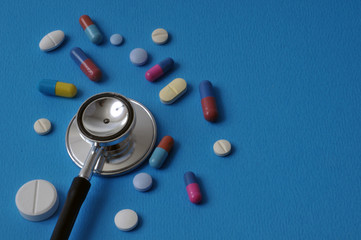 Stéthoscope et les médicaments sur fond bleu