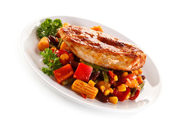Grilled chicken fillet and vegetables