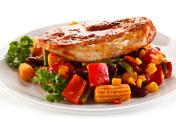 Grilled chicken fillet and vegetables