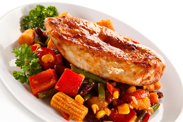 Grilled chicken fillet and vegetables