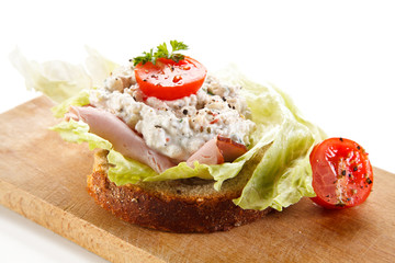 Sandwich with ham, cottage cheese and vegetables