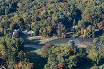 Vue a&eacute;rienne du ch&acirc;teau de Sauvage et de sa r&eacute;serve ornithologique dans les Yvelines pr&egrave;s de Paris