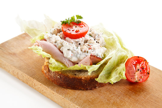Sandwich with ham, cottage cheese and vegetables