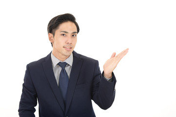 案内する笑顔のビジネスマン