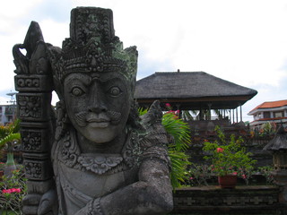 Bali. Templo hindu con estatuas balinesas