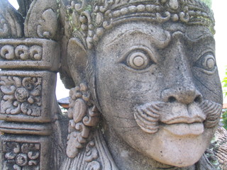 Bali. Templo hindu con estatuas balinesas