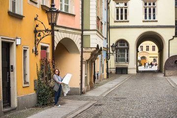 Obraz premium Woman traveler with a map looking for a building in a European city