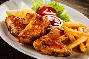 Grilled chicken nuggets, chips and vegetables