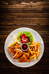 Grilled chicken nuggets, chips and vegetables