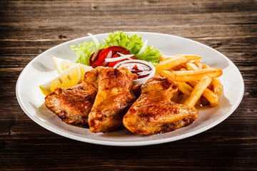 Grilled chicken nuggets, chips and vegetables