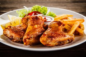 Grilled chicken nuggets, chips and vegetables