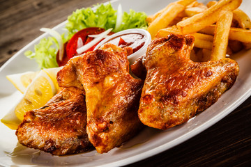 Grilled chicken nuggets, chips and vegetables