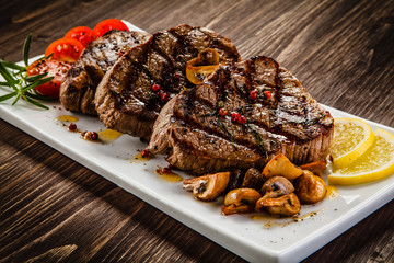 Grilled beefsteaks and vegetables