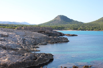 Felslandschaft, Grün und Meer