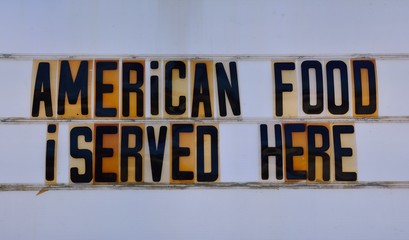 Signe de nourriture américaine rétro sur la route 66.