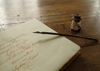 antiker Brief mit Federhalter und Tintenfass