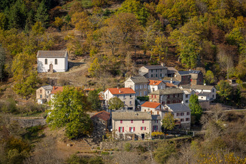 Fototapeta na wymiar Un village isolé sur les montagnes des Cévennes, en automne