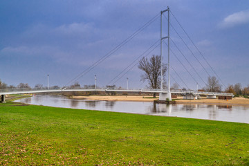 Most na rzece Warcie w mieście Sieradz, Polska © Senatorek