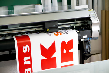Digitaldrucker druckt auf Klebefolie / Werbetechnik