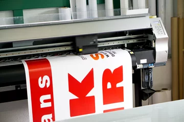 Tapeten Digitaldrucker druckt auf Klebefolie / Werbetechnik © ghazii