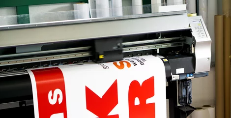 Tapeten Digitaldrucker druckt auf Klebefolie / Werbetechnik © ghazii