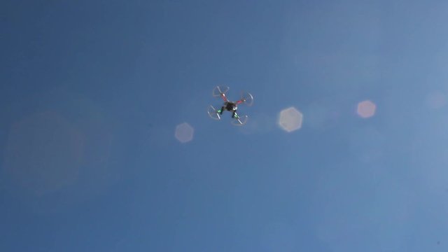 Drone in volo nel cielo sereno di montagna