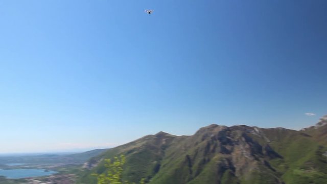 Drone in volo nel cielo sereno di montagna