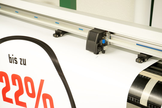 Schneideplotter schneidet Klebefolie