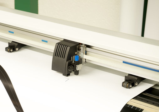 Schneideplotter schneidet Klebefolie