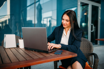Fototapeta na wymiar Business woman works on laptop in office